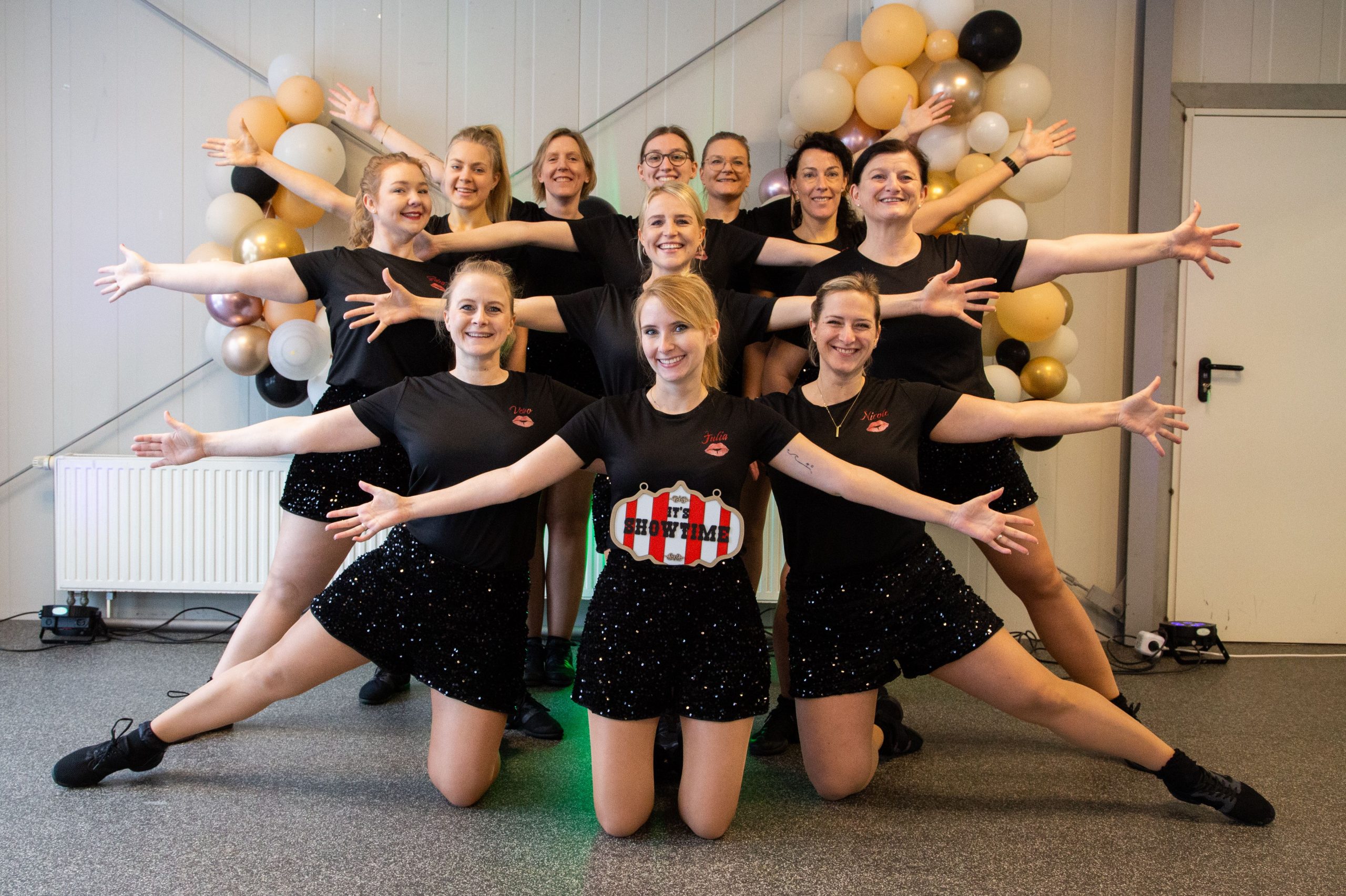 Gruppenbild vor der Ballondekoration